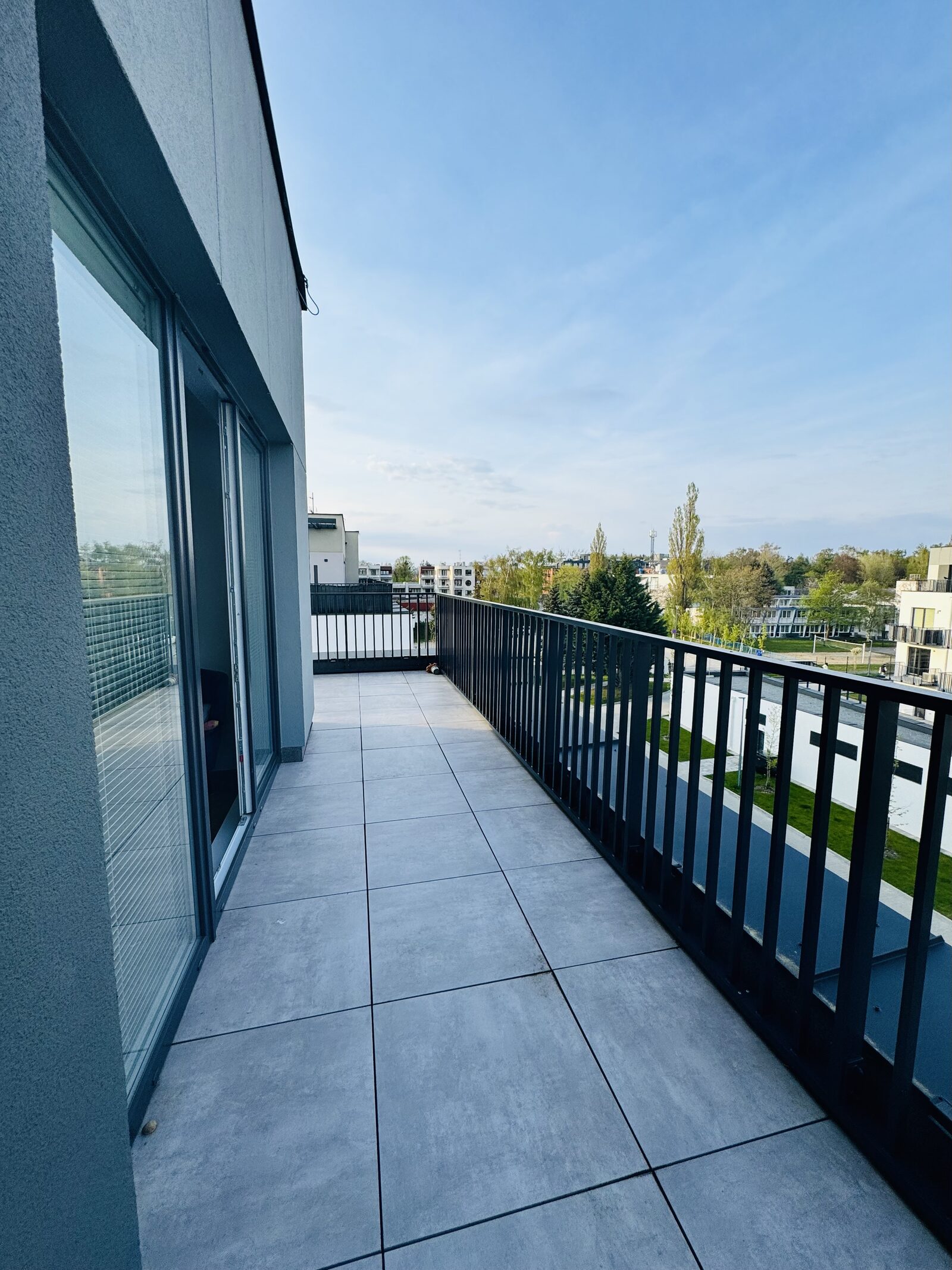 Salon z aneksem kuchennym w Apartamencie Morski Brzeg